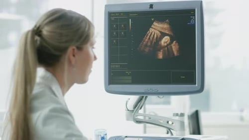 À l'hôpital, femme enceinte subissant une échographie, un dépistage par ultrasons, un scanner, des examens obstétriciens