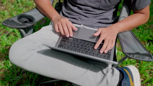 Nahaufnahme Tippen auf der Laptop-Tastatur. Programmierer entwickelt neue Software und schreibt Programmcode