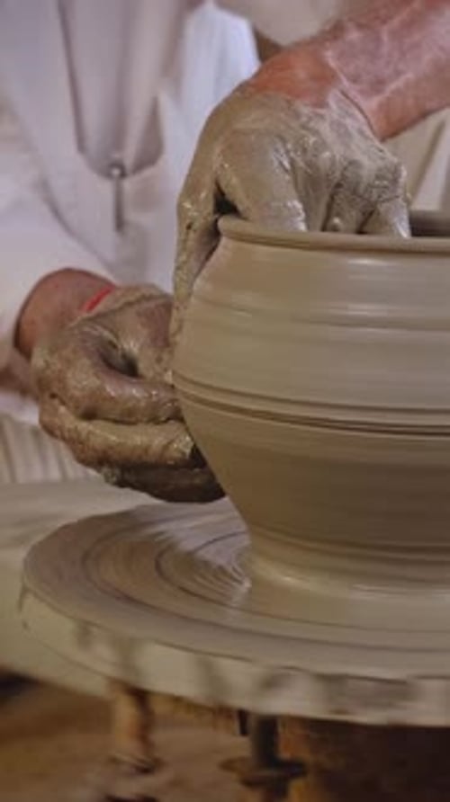Des mains expertes de potier façonnent l'argile sur un tour de potier, pot en argile, Udaipur, Rajasthan, Inde