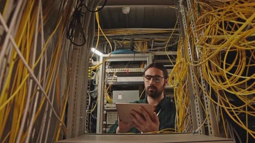 Systemadministrator Verbindungskabel im Serverraum