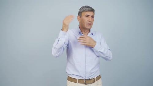 La température élevée de l'air étouffe le vieil homme.