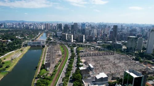 Edifícios na rodovia Pinheiros, no centro da cidade de São Paulo, Brasil.