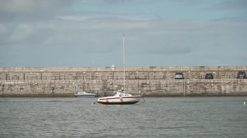 Un petit voilier amarré près de la jetée en mer à Margate