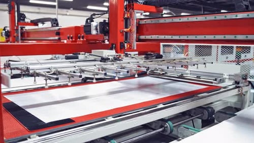 Automatisierte Maschine in einer modernen Anlage. Innenraum einer Industriefabrik.