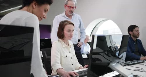 Equipe olhando para o computador em um escritório