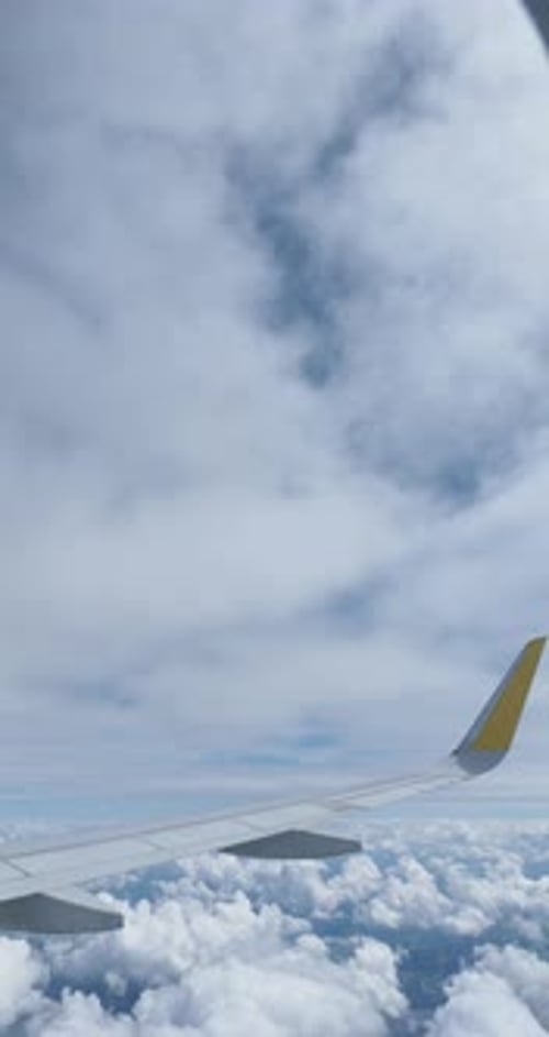 Avion planant gracieusement au-dessus d'une majestueuse mer de nuages