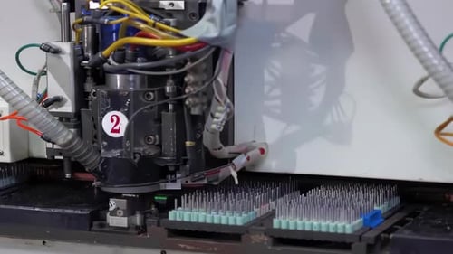 Taller de fábrica que trabaja automáticamente Ingeniería de precisión industrial de acero metálico en fábrica, M
