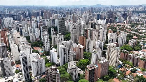 Vídeo aéreo acima do Parque Ibirapuera São Paulo em um dia ensolarado