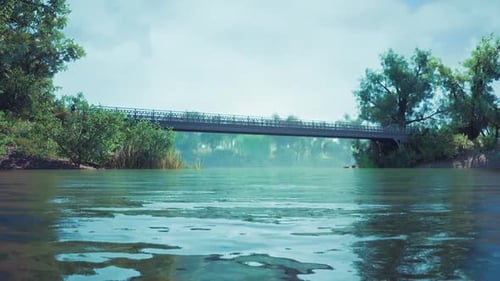 Ruhige Flusslandschaft mit malerischer Brücke unter bewölktem Himmel