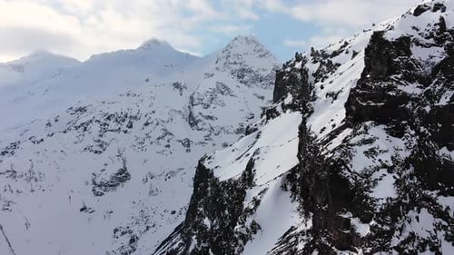 Schneebedeckte Berggipfel und Klippen in der Winterlandschaft