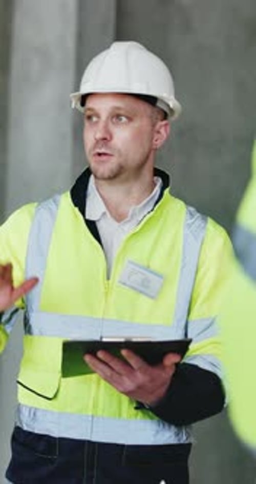 Arquitectura, conversación y hombre con portapapeles, sitio de construcción para proyecto de construcción