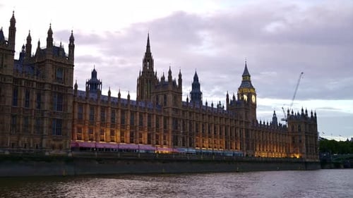 Vista de Londres de um barco flutuante no rio Tâmisa ao pôr do sol, Reino Unido. Palácio de Westminster
