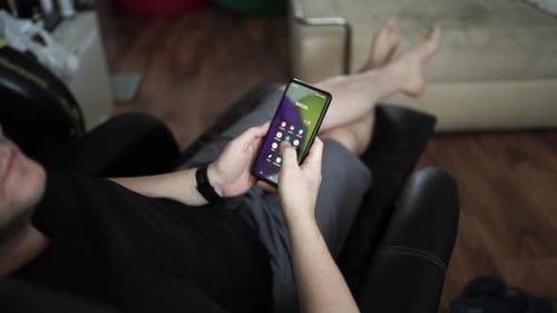 Hombre navegando por las redes sociales en un teléfono inteligente. Adicción a las redes sociales. Navegación por teléfono