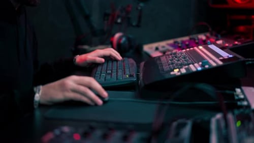 en la sala de grabación, oscura con luces de neón, en el estudio, el ingeniero de sonido trabaja en la consola
