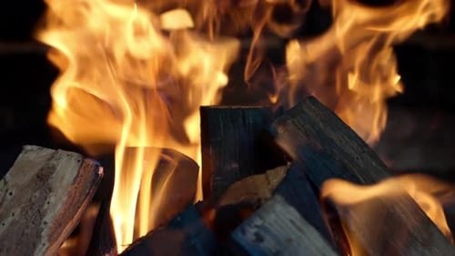Brennholz brennt mit einer hellen Flamme im Kamin.