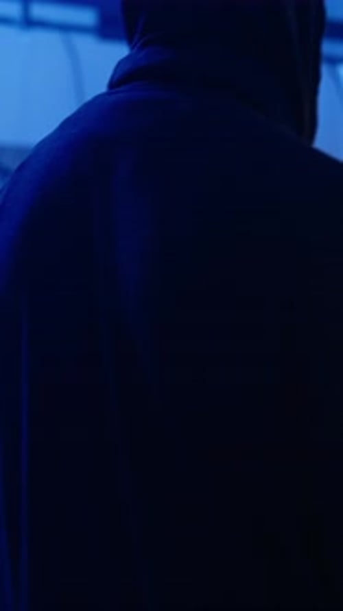 Vertikaler Video-Hacker kommt in der unterirdischen Basis an und ist bereit, Computersabotage zu verüben