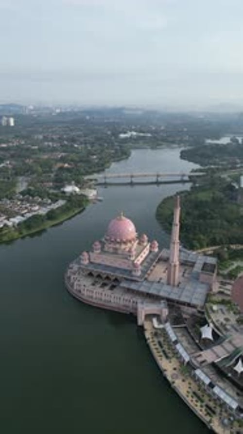 Vidéo aérienne au-dessus de la mosquée de Putra en Malaisie