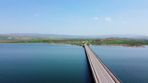 Pont et routes sur un lac