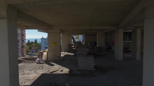 Vídeo aéreo: perspectiva aérea de la instalación en la pared y la estructura metálica en una construcción vibrante