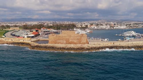 Vue aérienne par drone du port de Paphos avec son château de pierre historique et ses bateaux le long du front de mer