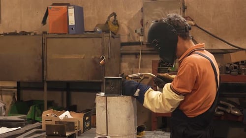 Industriearbeiter in der Raffinerie schweißen hautnah. Metallsägen aus nächster Nähe. Klammer. Nahaufnahme des Schweißers