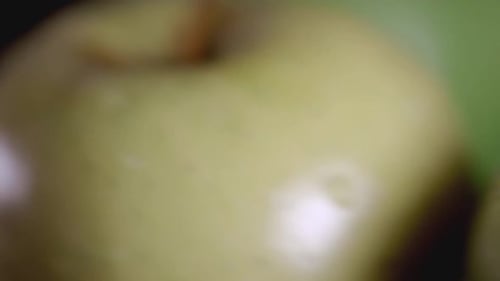 Rotation rapprochée d'une pomme jaune et d'une pomme verte - Vue rapprochée