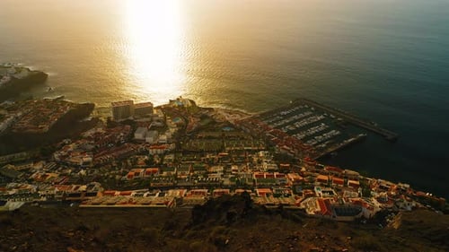 Sonnenuntergang in der Hafenstadt Puerto De Santiago auf Teneriffa, Kanarische Inseln, Spanien