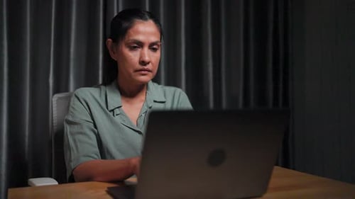 Trabajo terminado, mujer de negocios termina su trabajo usando una computadora portátil, apagando la computadora después de terminar el trabajo