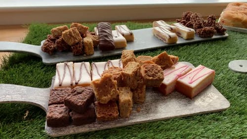 Dulce selección de postres y tartas con brownies y galletas de chocolate