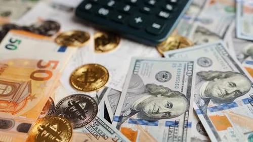 Hintergrund mit US-Dollar- und Euro-Scheinen, BTC, Bitcoins und zu zahlenden Rechnungen
