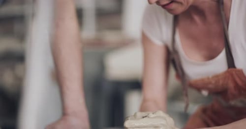 4K-Videomaterial von einem Mann und einer Frau, die in einem Töpferstudio mit Ton arbeiten