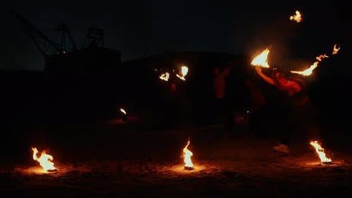 Tolle Zirkusvorstellung mit Feuer im Freien bei Nacht, Zeitlupe, wunderschöne Feuershow
