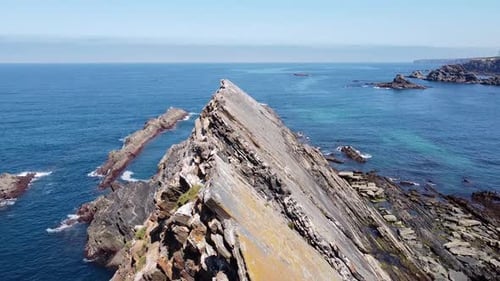Vue aérienne Drone de la côte accidentée de Carvalhal, Alentejo, ouest du Portugal - Stork Youngsters s