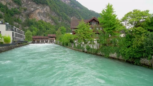 Cidade de Interlaken com lago na Suíça