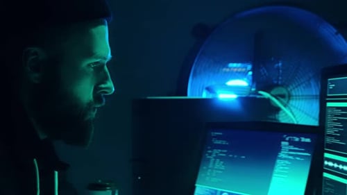 Des pirates informatiques recherchés codant un virus et un ransomware à l'aide d'ordinateurs portables et d'ordinateurs dans le cadre d'une cyberattaque