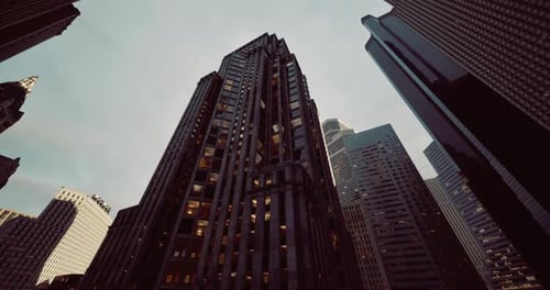 Edificios de gran altura que se elevan hacia el cielo por encima de una bulliciosa calle de la ciudad