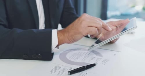 4k-Videomaterial eines nicht wiederzuerkennenden Geschäftsmannes, der in seinem Büro ein Tablet benutzt
