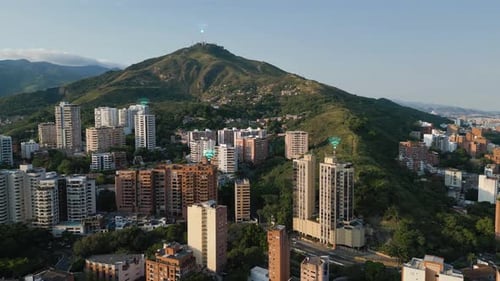 Ville connectée intelligente aérienne. Connexions Wifi ou réseau 5G. Reculez. Cali