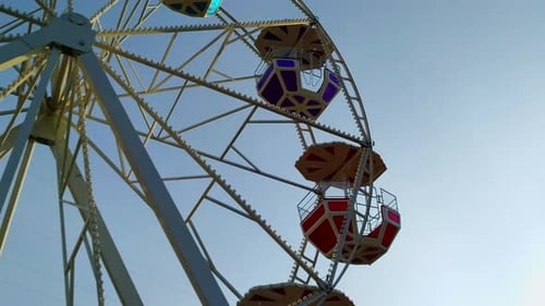 Divertida noria gigante que gira en el parque de atracciones de Purvciems, Letonia