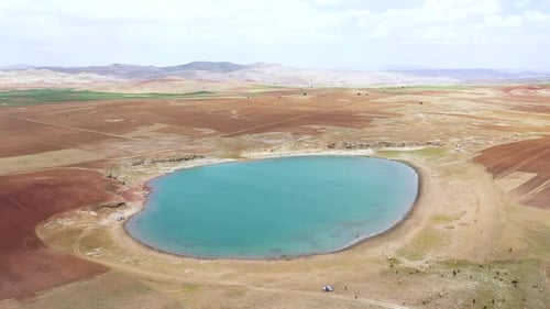Vue aérienne du lac bleu entre les champs