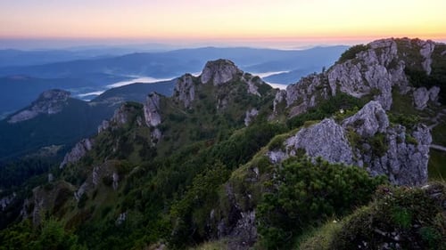 Felsige Berglandschaft am Morgen bei Sonnenaufgang in der wilden Karpatenlandschaft