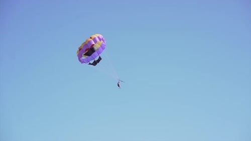 Zwei Menschen in einem Fallschirm fliegen an einem schönen sonnigen Tag