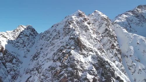 Vue aérienne des sommets enneigés et rocheux, sous le soleil de Kaunertal, en Autriche - survol, prise de vue par Drone