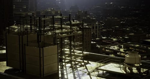 Vista urbana desde la azotea que muestra la construcción en una ciudad bulliciosa al amanecer