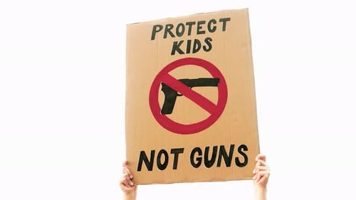 Schüler protestieren für Waffenkontrolle auf der Straße — Menschen marschieren für Kinder, lebt in der Schule