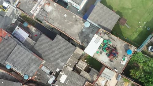 Drohne fliegt über den verschiedenen Residenzen von Favella und erfasst die gesamte Region sowie Straßen und Karte