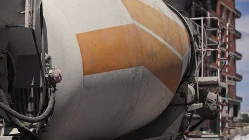 Прядение автобетоносмесителя на строительной площадке