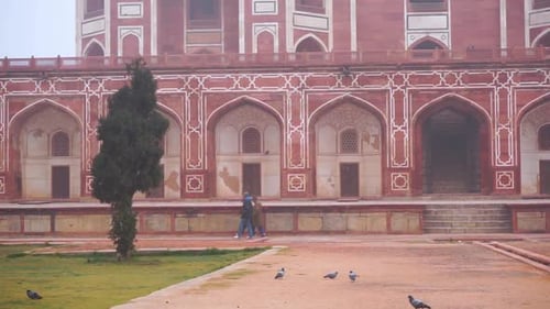 Gente caminando frente a la tumba de Humayun. Delhi, India
