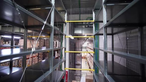 Vue de l'intérieur d'une grande installation industrielle. Créatif. Escaliers et étagères dans un rangement