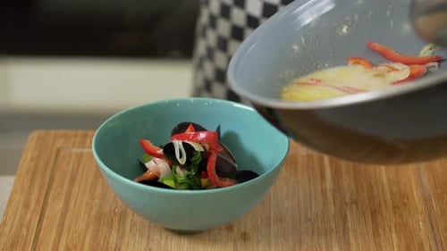 Servir la soupe Tom Yum dans un bol